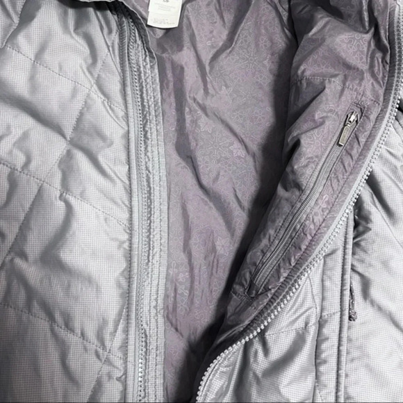 Northface Small Lightweight Liner Softshell Quilted Jacket in Silver - Picture 7 of 9